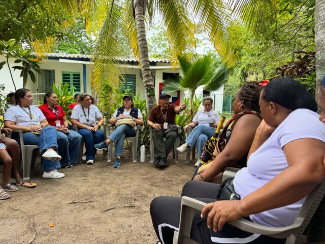 Trabajando de la mano con la comunidad en Isla del Rosario.

En el puesto de salud de Isla del Rosario, junto a nuestra gerente @sabrinavanleenden y representantes del @dadis_ctg , sostuvimos un diálogo con la comunidad para escuchar sus necesidades, identificar oportunidades de mejora y seguir construyendo acciones que permitan fortalecer la prestación de los servicios de salud.🏥✨

Seguimos recorriendo los territorios, trabajando de la mano con las comunidades para transformar la salud de los cartageneros.💙