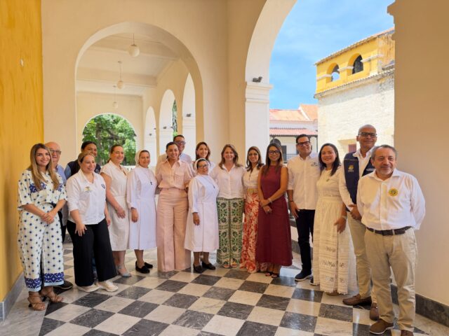🤝💙 Articulamos esfuerzos para fortalecer la salud en Cartagena y Bolívar.

Nuestra gerente, @sabrinavanleenden, participó en un encuentro con la ministra de Salud y Protección Social, Ana María Vesga, y las autoridades de salud distritales y departamentales, para dialogar sobre acciones que permitan fortalecer el acceso y la calidad de los servicios de salud.

🏥 Estos espacios de articulación permiten sumar voluntades y avanzar hacia una atención más oportuna, cercana y humanizada, que responda a las necesidades de nuestra comunidad.

💙 Desde la ESE seguimos comprometidos con el trabajo conjunto por el bienestar de los cartageneros.

¡Juntos seguimos transformando la salud de Cartagena!

@minsaludcol